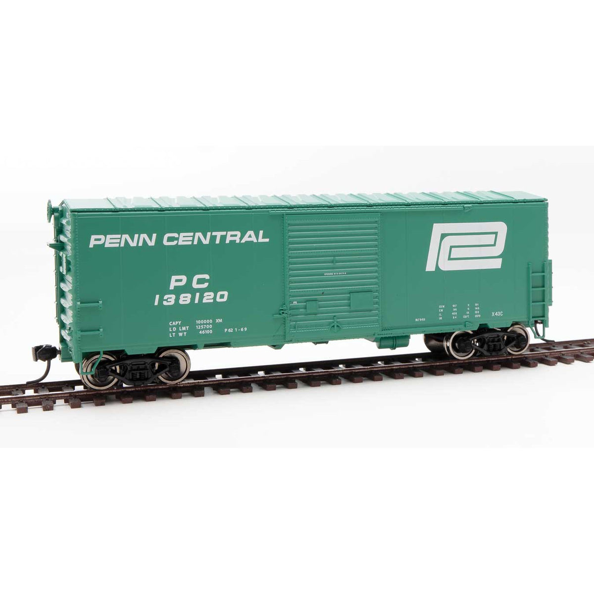 Walthers Mainline 910-45013 - HO 40' ACF Modernized Welded Boxcar w/8' Youngstown Door - Ready to Run -- Penn Central #138120