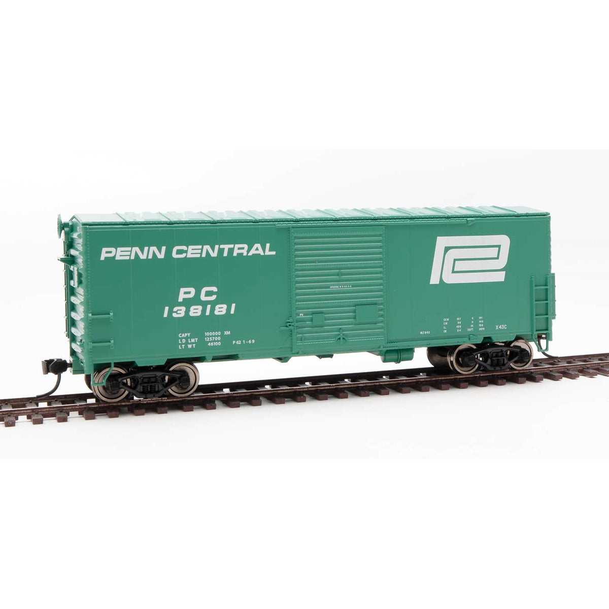 Walthers Mainline 910-45015 - HO 40' ACF Modernized Welded Boxcar w/8' Youngstown Door - Ready to Run -- Penn Central #138181
